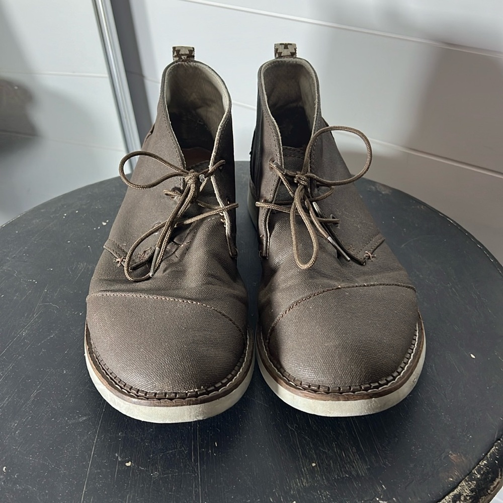 Mens Tons size 11 brown shoes.  MN56